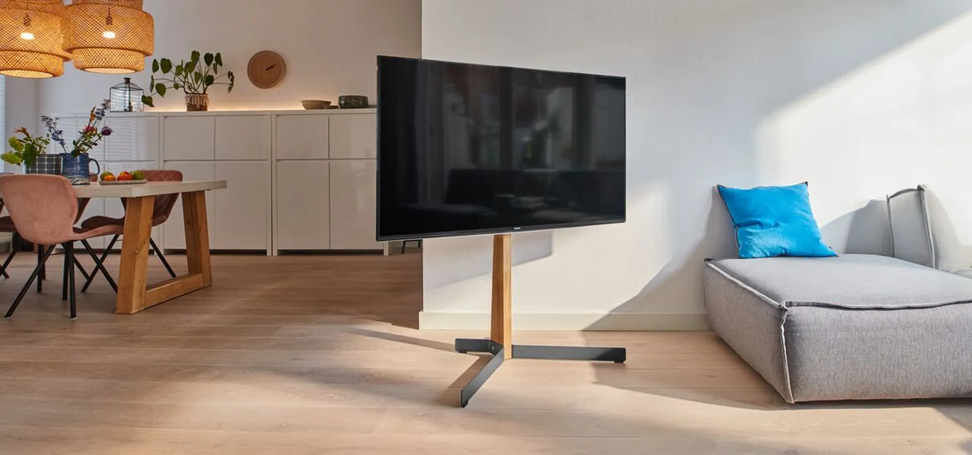 En salones reducidos, un soporte de pie y una pared lisa multiplican la sensación de amplitud.