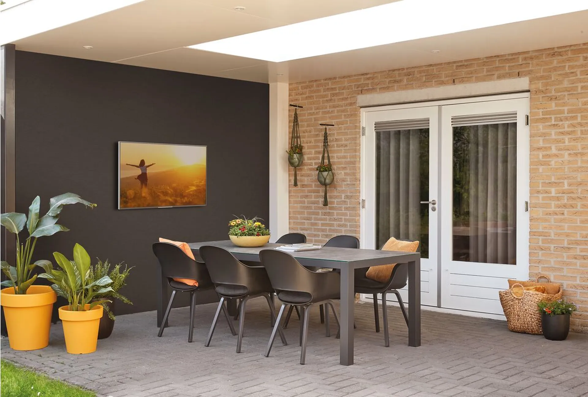 TV_Mounts_Outdoor_Ambiance_Image_Garden-lounge-table