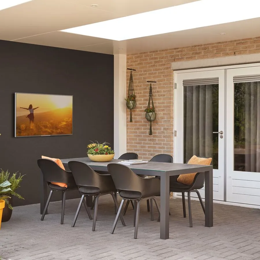 TV_Mounts_Outdoor_Ambiance_Image_Garden-lounge-table