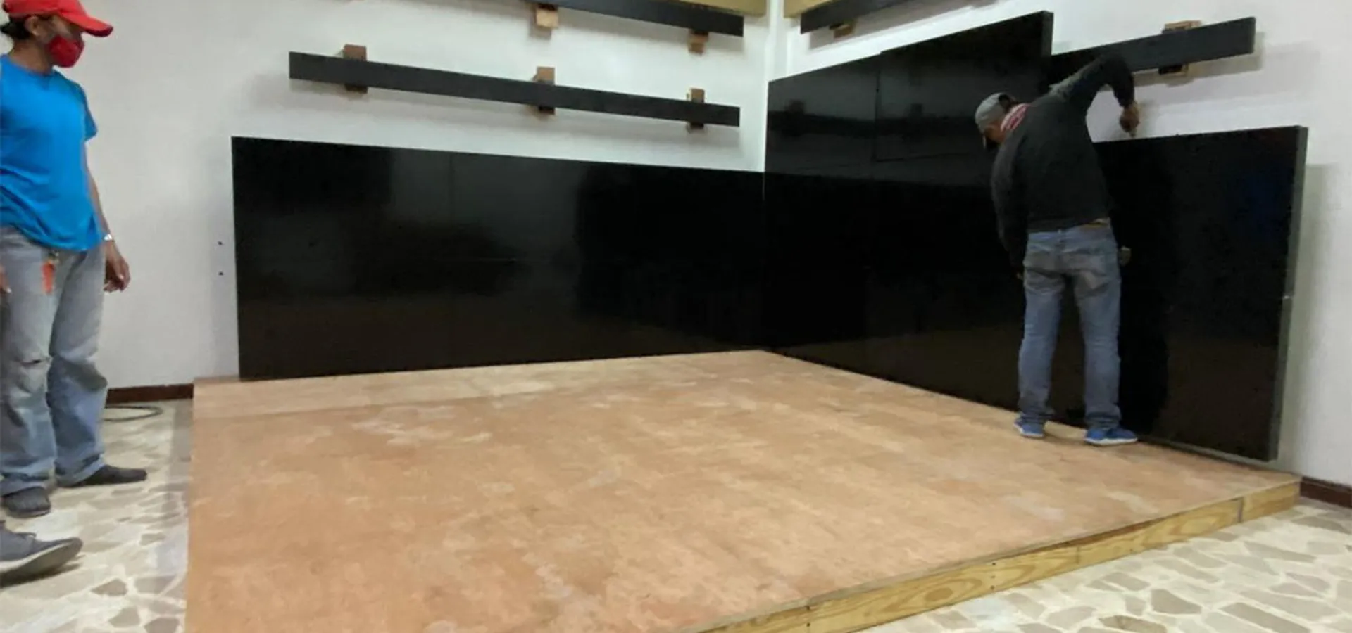 Installation 90 degrees angled video wall for virtual events | Vogel's