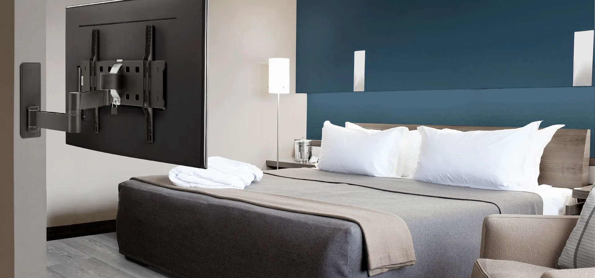 Support mural pour téléviseur professionnel dans une chambre d'hôtel | Vogel's