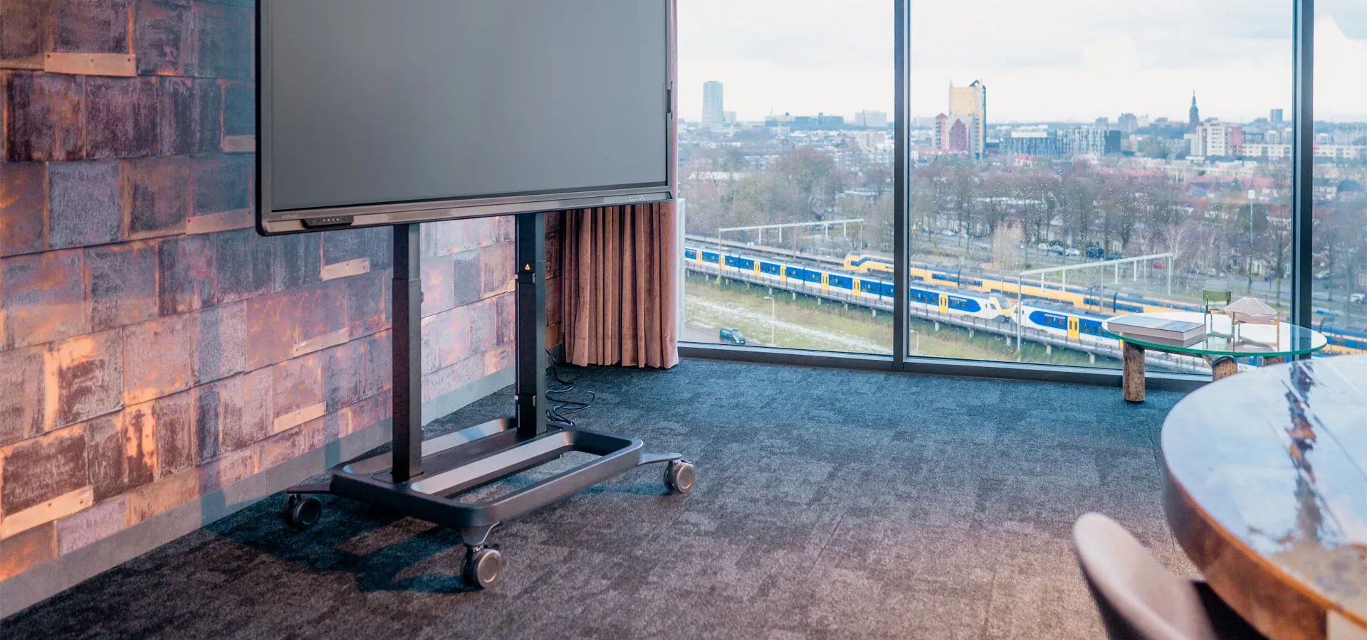 RISE DirectControl - Nouvelle norme pour les systèmes de levage motorisés d'écrans