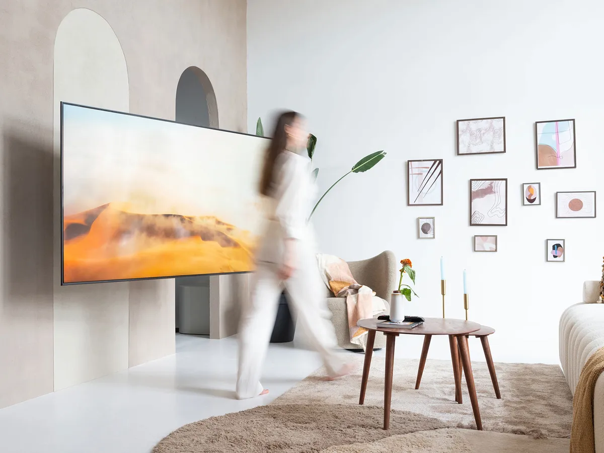 Motorised TV mounts with automatic movement | Vogel's