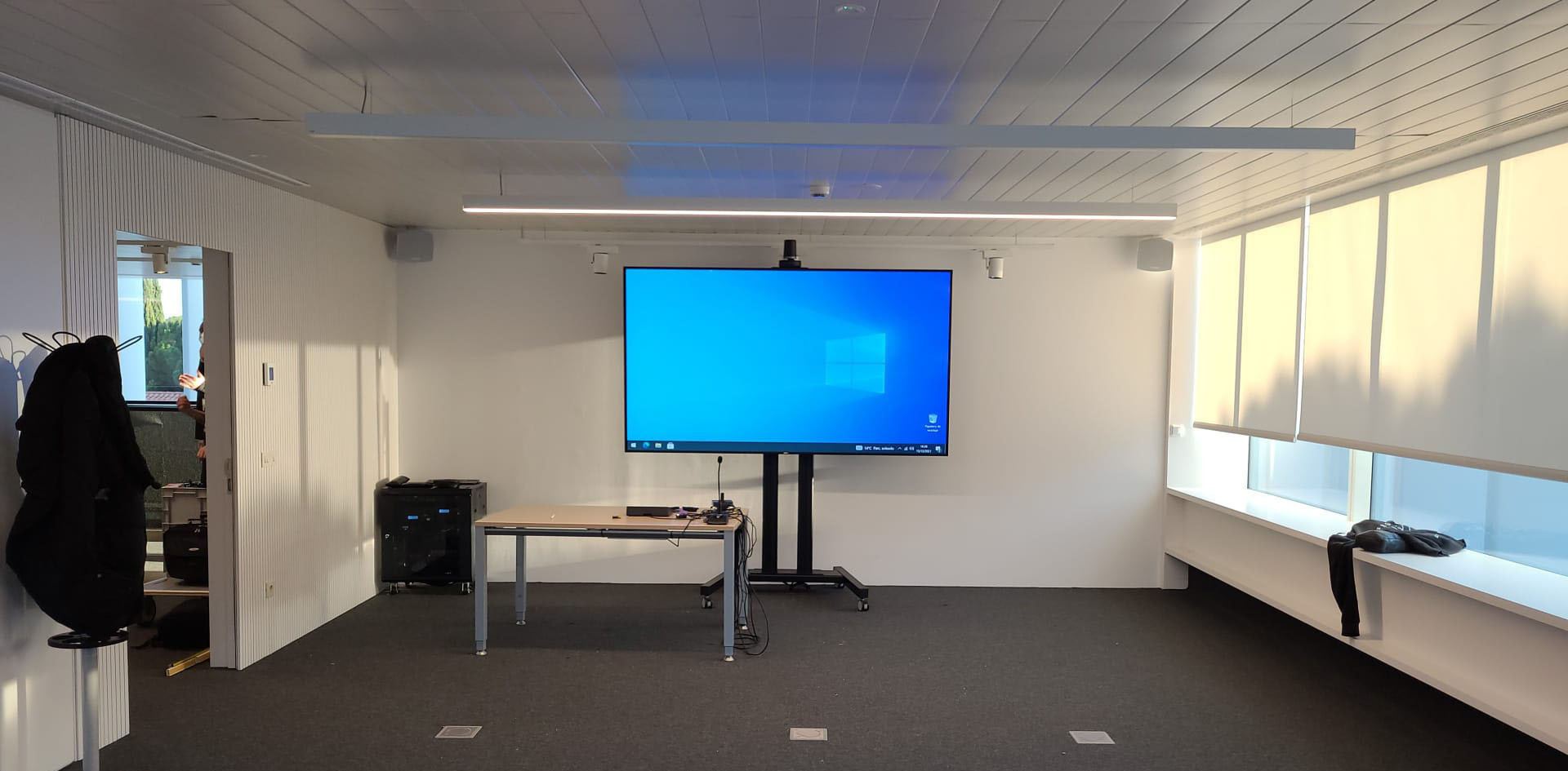 Trolley Connect-it de Vogel's en sala de reuniones | Vogel's