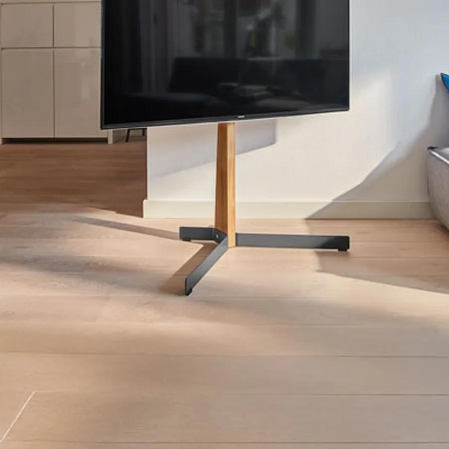 Modernes Wohnzimmer mit einem schlanken Fernseher auf einem TV-Bodenständer aus Holz | Vogel's
