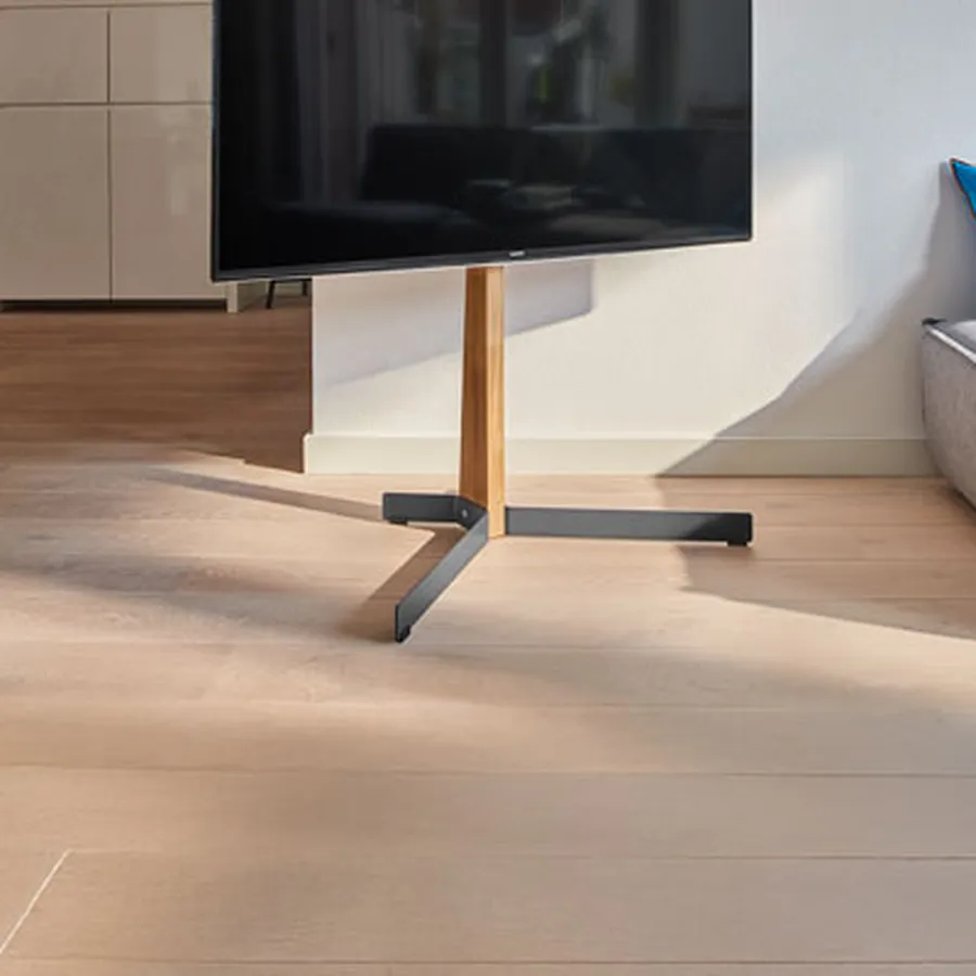 Nowoczesny salon ze smukłym telewizorem na drewnianym podłogowym stojaku do TV | Vogel's