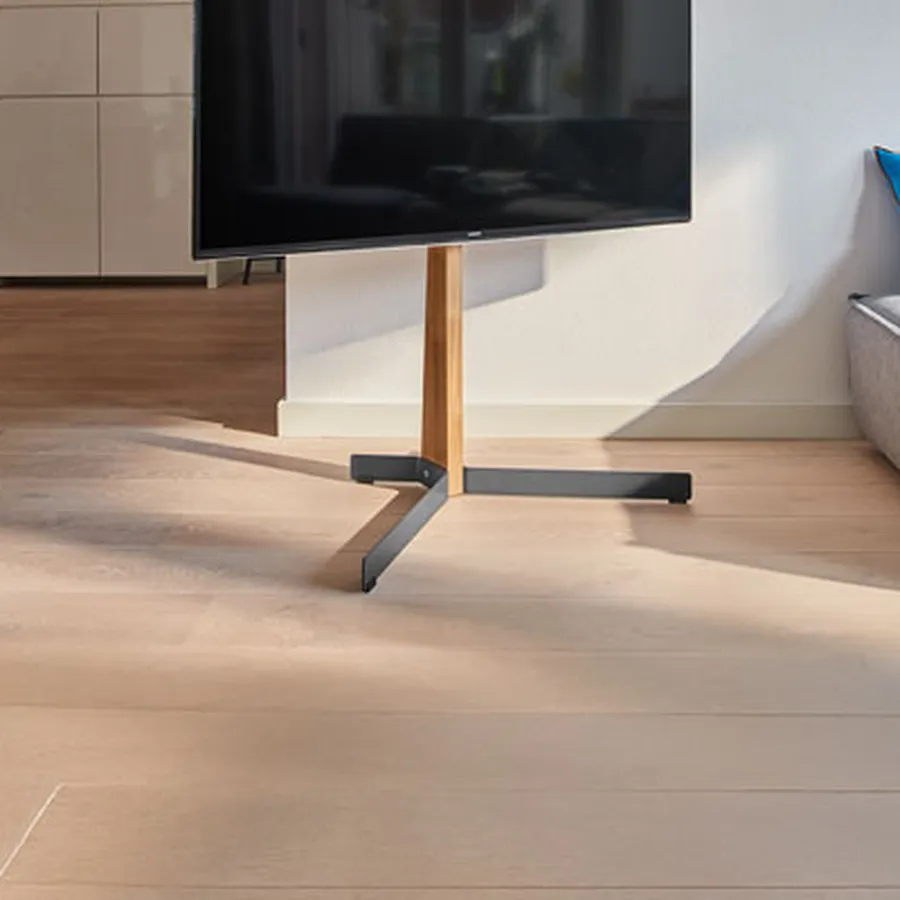 Moderne stue med et slankt TV på et gulvstativ i træ | Vogel's