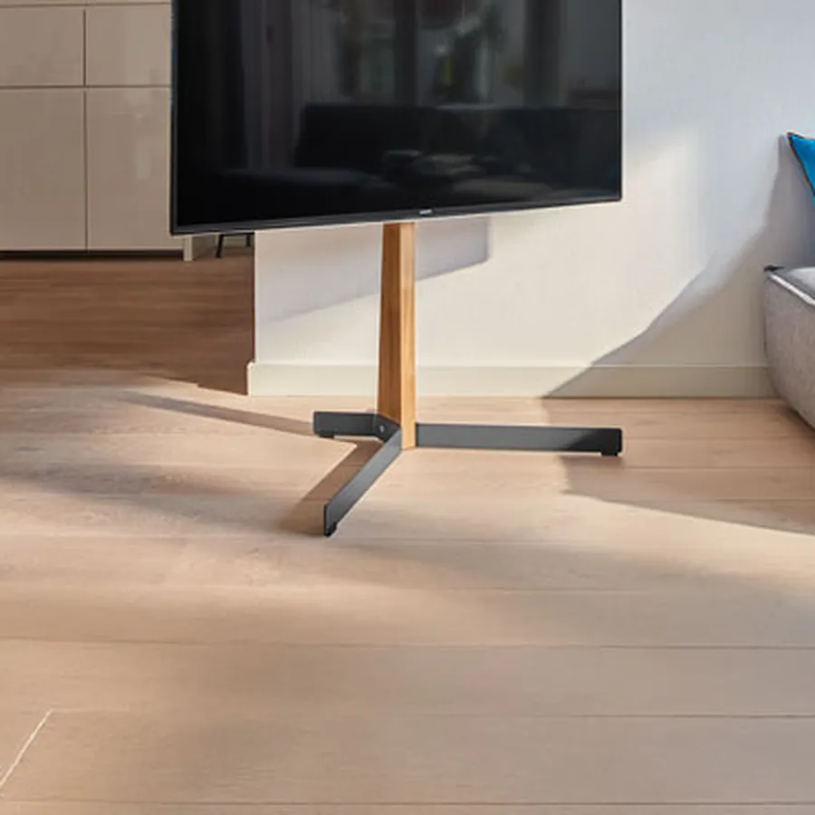Moderne woonkamer met een strakke tv op een houten tv standaard | Vogel's