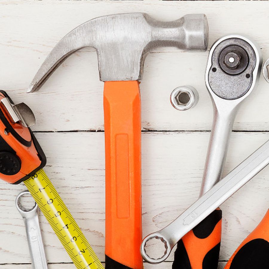 Montaje de TV en pared hueca con herramientas adecuadas para fijación segura | Vogel's