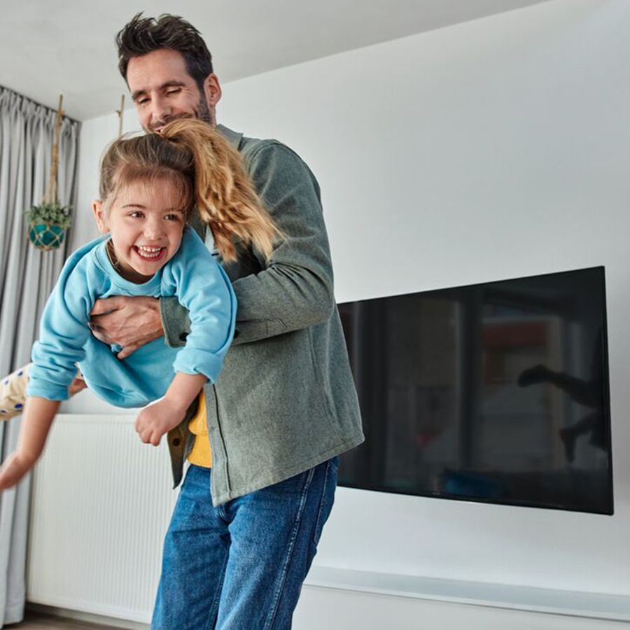 "TV sicher an der Wand montiert für Komfort selbst in kompakten oder mobilen Räumen | Vogel's