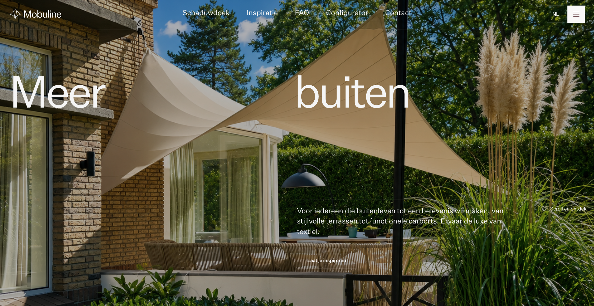 A modern patio with a beige shade sail, brick walls, glass doors, green plants, and a text overlay in Dutch.