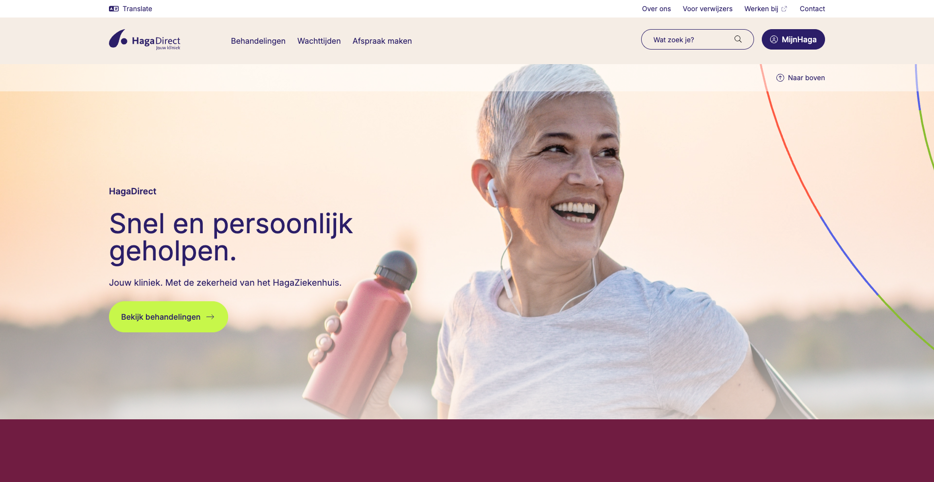 Smiling person with short gray hair holding a red water bottle, wearing earphones, on a website with Dutch text and navigation options.