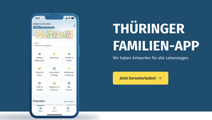 Smartphone displaying the Thüringer Familien-App homepage next to promotional text and a download button on a blue background.