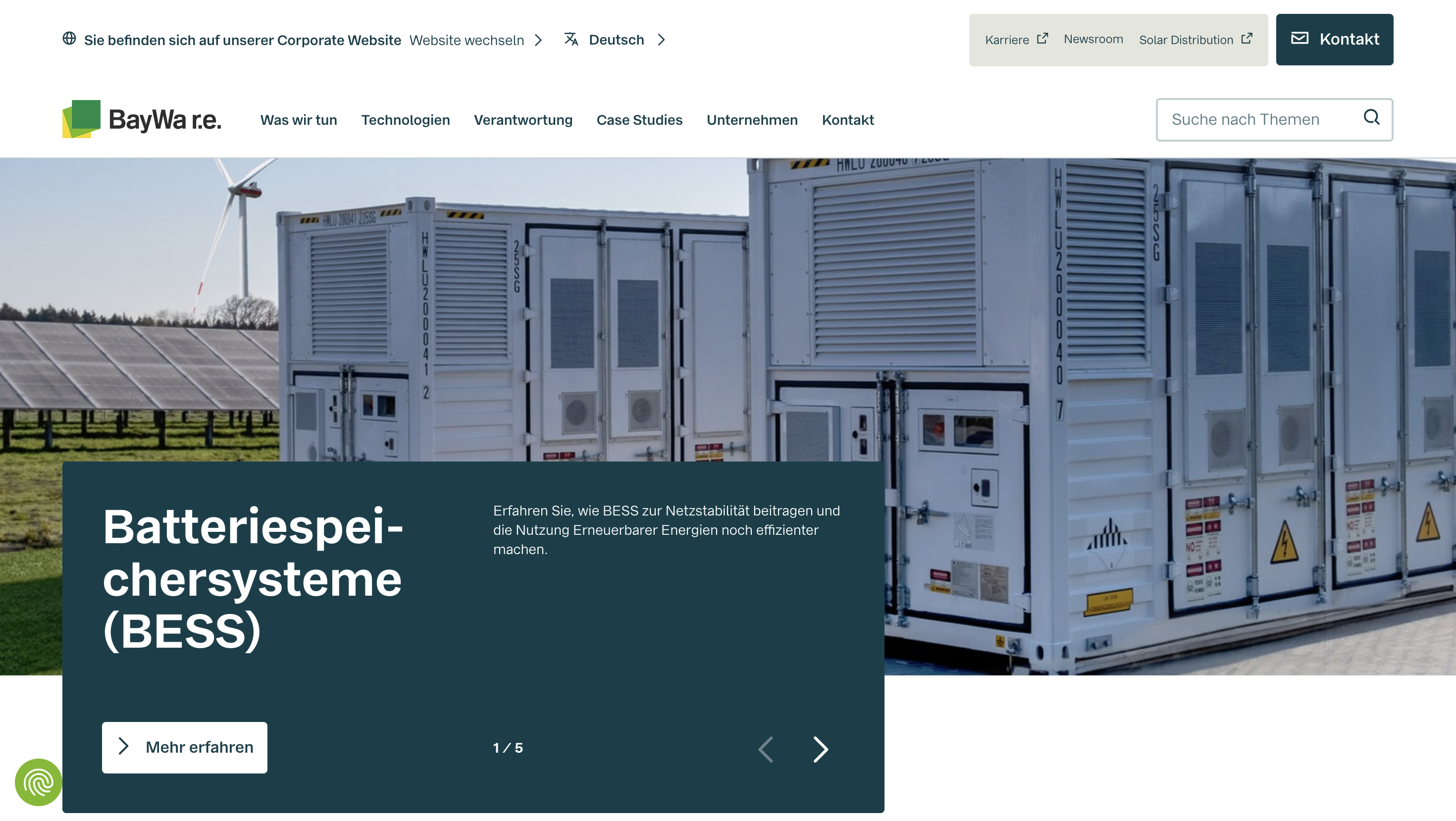 Battery storage systems (BESS) containers on a site, with a clear blue sky. Text in German about renewable energy and storage solutions.