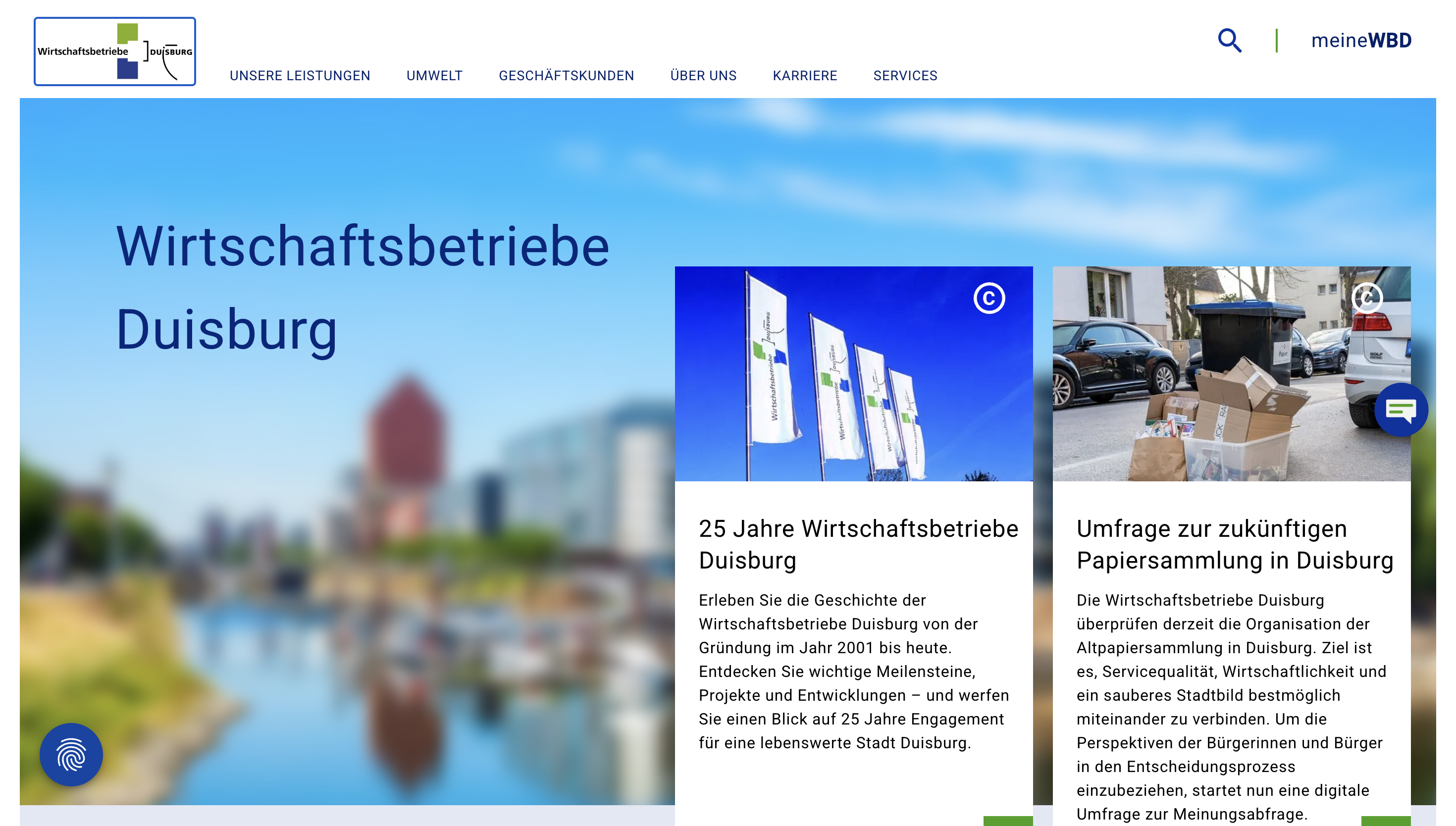 Website homepage of Wirtschaftsbetriebe Duisburg featuring a blurred cityscape, anniversary news, and a recycling survey section with images.