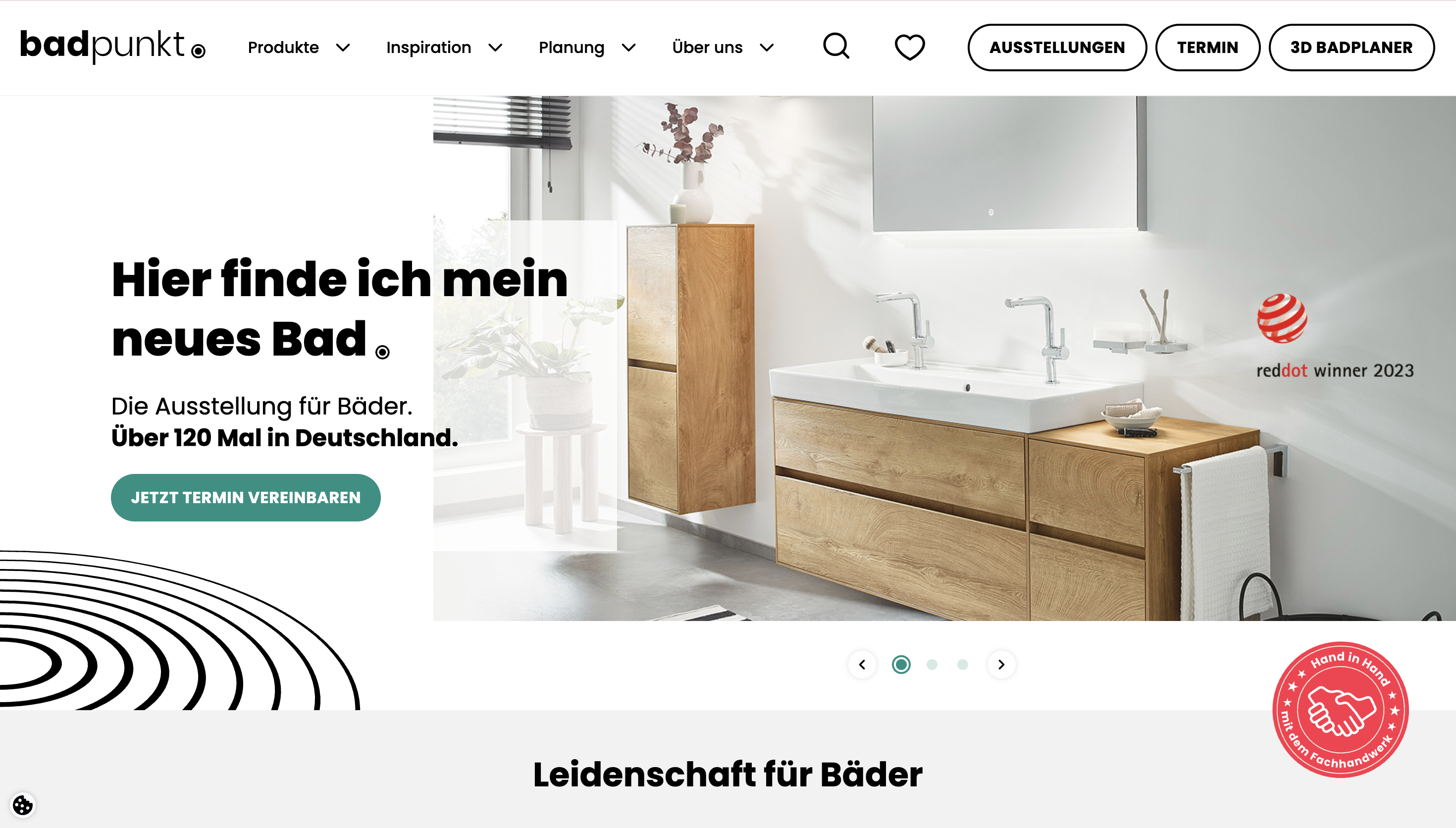 Modern bathroom design with wooden cabinets and a sink. Text in German about an exhibition and a Red Dot Award mention.