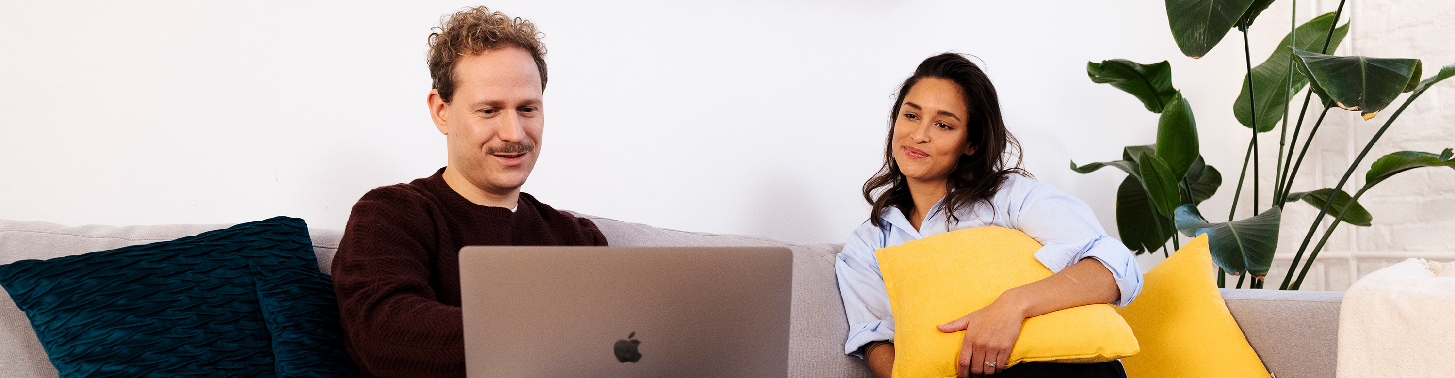 Frau und Mann bei der Immobiliensuche