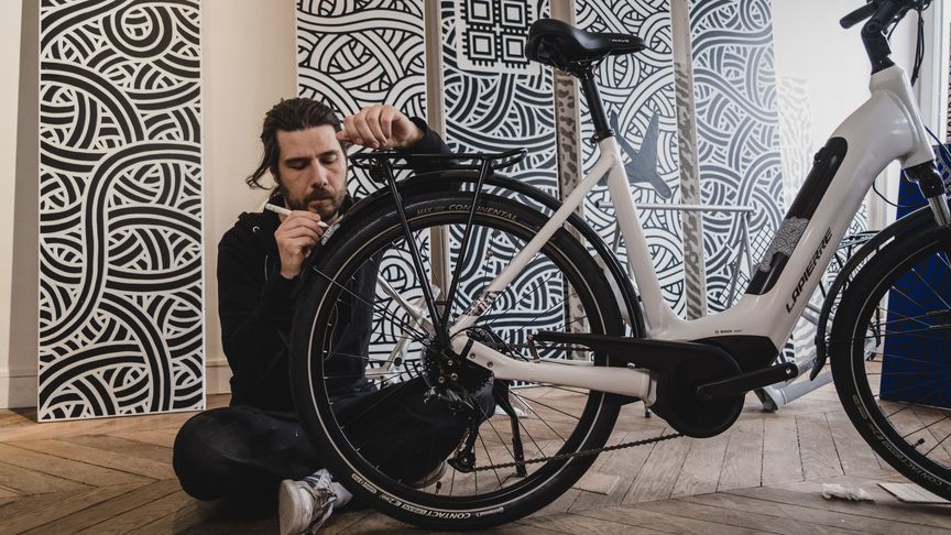 Jordane Saget painting an E-Explorer - Lapierre 