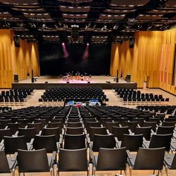 Saal mit Tribüne