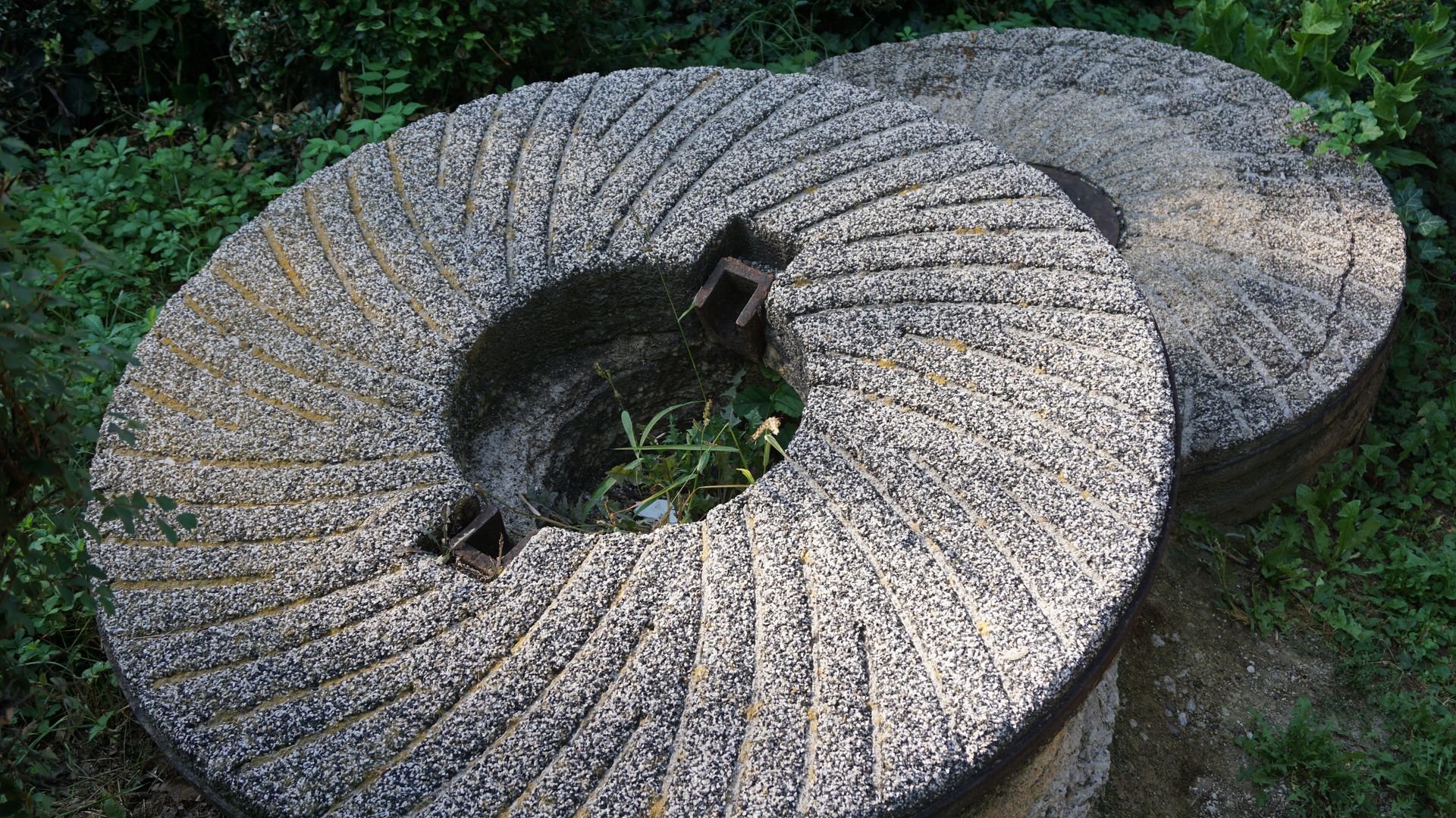 Alte Mühlsteine