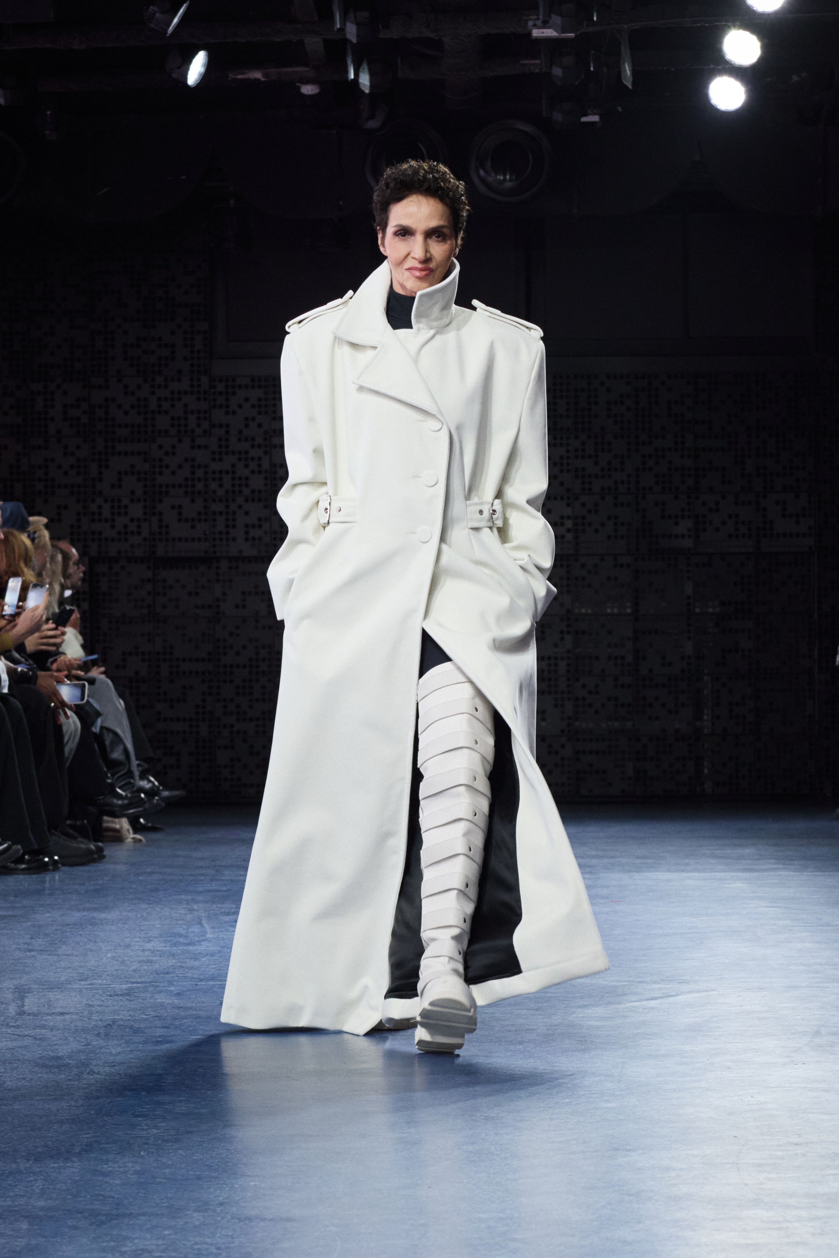 JEANNE FRIOT: ENTRETIEN ENGAGÉ, PAILLETÉ ET VIGOUREUX!, image size:2800x4200