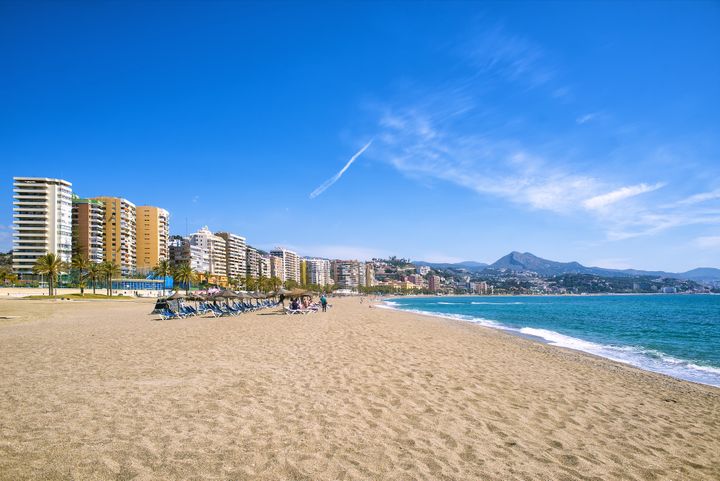 Những bãi cát trắng của Playa La Malagueta ở Malaga, Tây Ban Nha