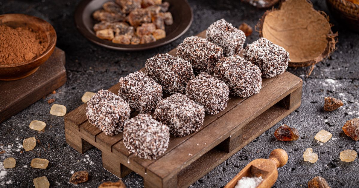 Lamingtons recipe: Australia's favourite cake | Faraway Worlds
