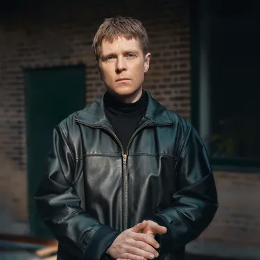 "Han viser sin hjemstavn kærlighed, men tager også et opgør..." 