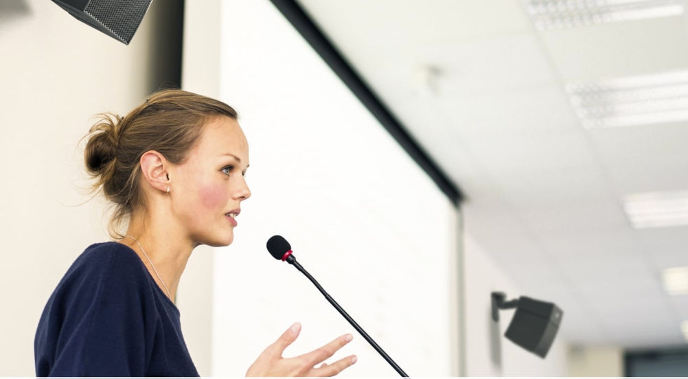 Beispielhaftes Foto einer Festinstallation des CURV 500 Systems (Quelle: Adam Hall GmbH)