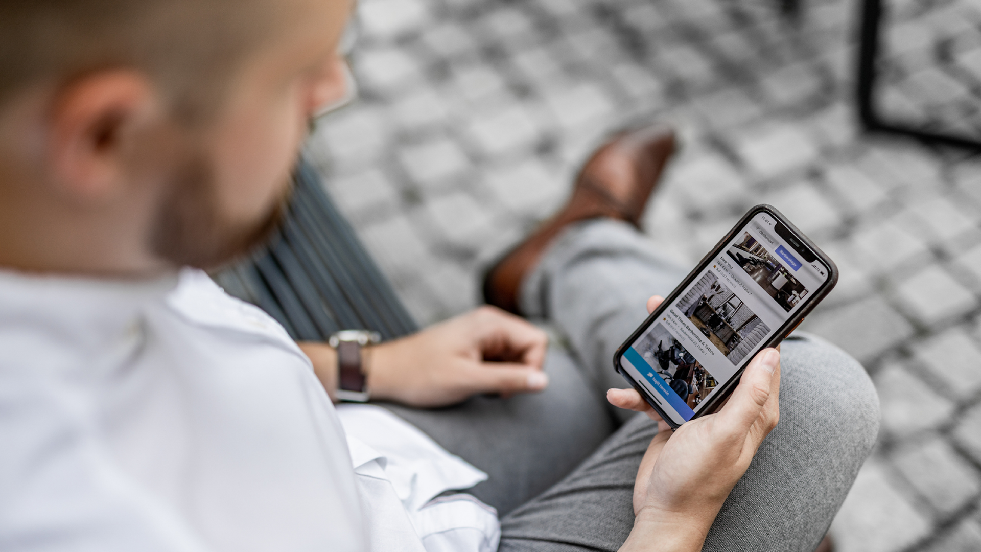 Man booking on Reservio.cz