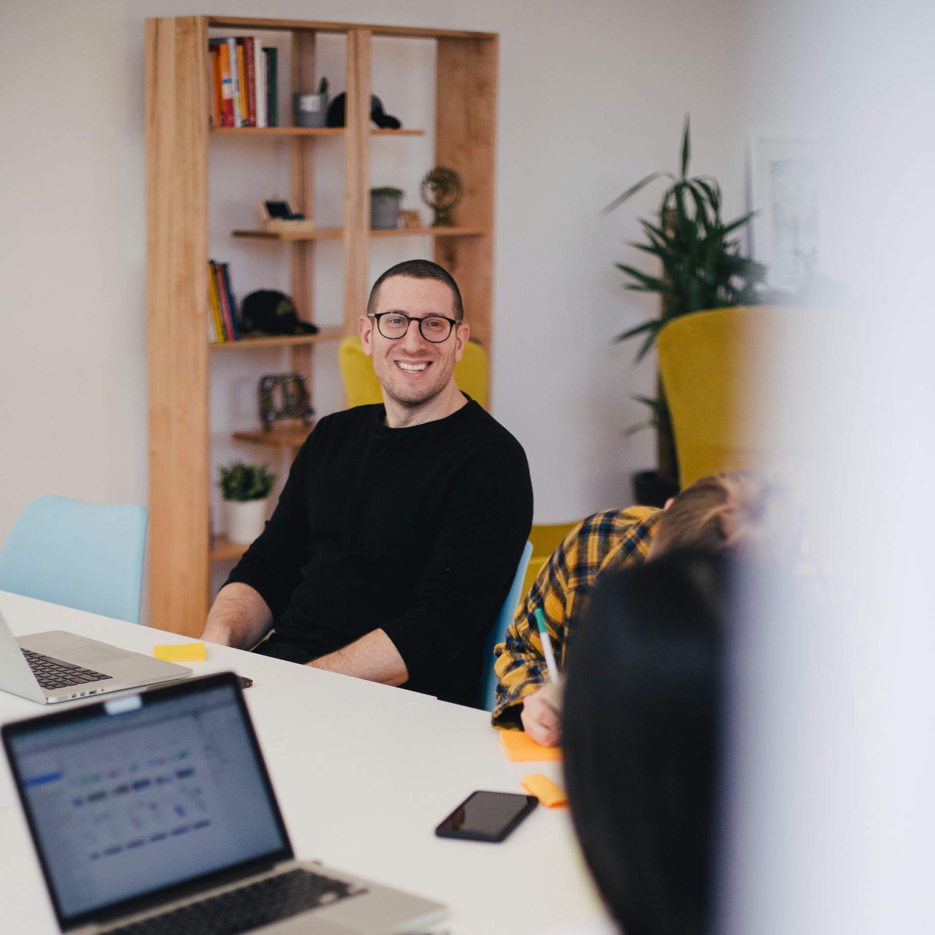 man och kvinna med laptop på kontoret