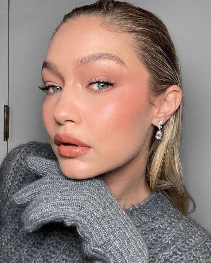 Gigi Hadid - Coral Lips + Peachy Blush