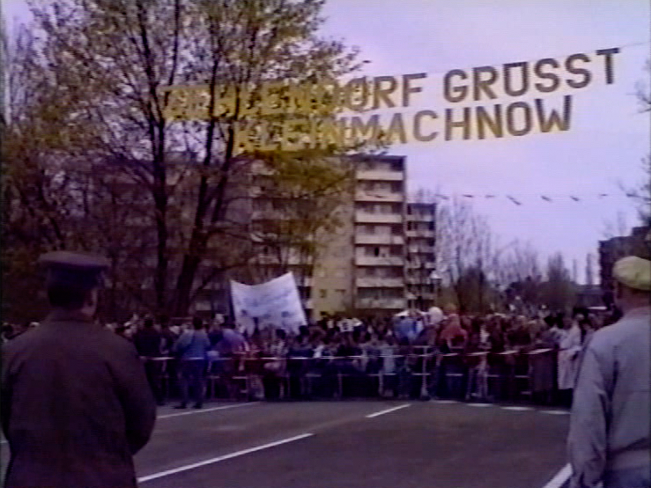 Hito Steyerl, Land des Lächelns, 1990, SD-Video, 2:24 Min. Courtesy die Künstlerin, Andrew Kreps Gallery, New York und Esther Schipper, Berlin/Paris/Seoul
