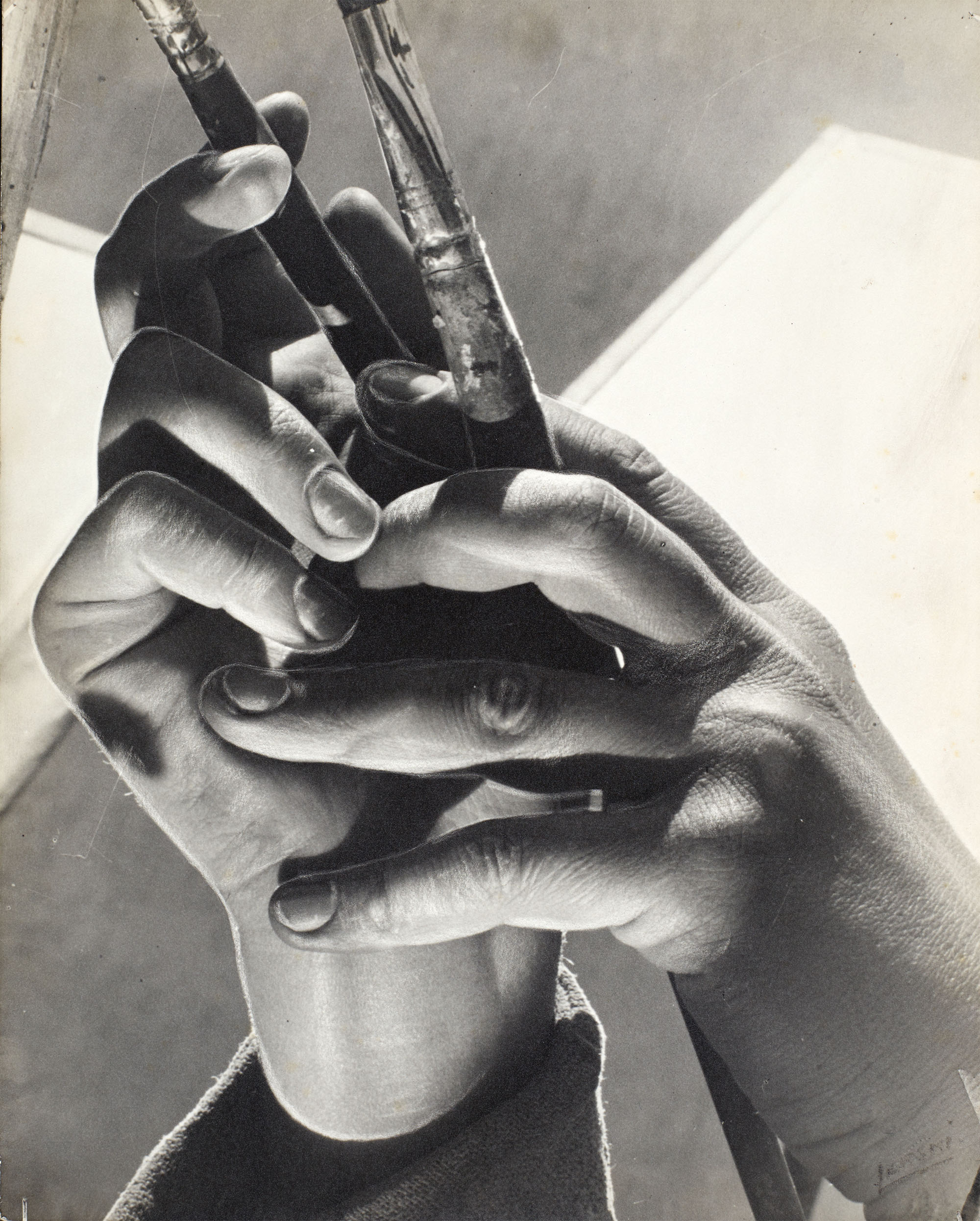 Helmar Lerski, Hände der Malerin E. H., aus der Reihe Menschliche Hände, 1930–44, Repronat vom Originalabzug 2026. Nachlass Helmar Lerski, Museum Folkwang, Essen