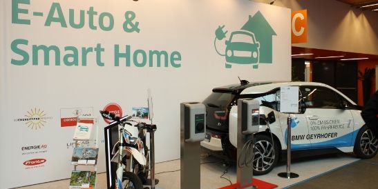 Esposizione speciale "Auto elettrica & Casa intelligente" all’Expo Energy – BMW i3, moto elettrica e wallbox KEBA mostrano l’integrazione tra mobilità elettrica e domotica.