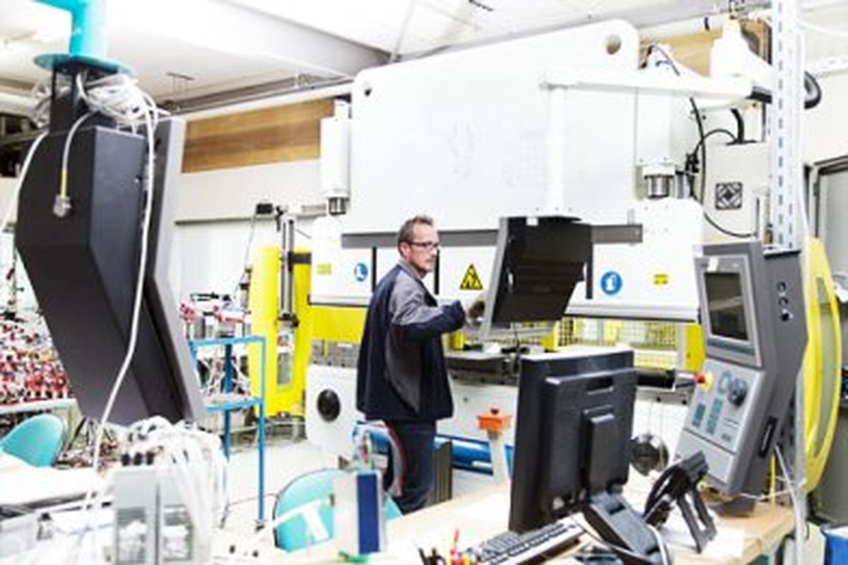 Man works in a lab in Delem and tests a machine